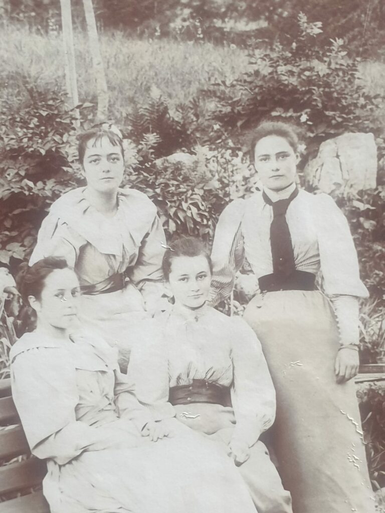 Julia et Jeanne De Lacroix et Madeleine et Thérèse Thierry-Mieg